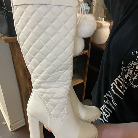 White leather and fur boots - Picture 6 of 7